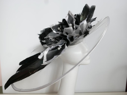 Biało czarny kapelusz z tkaniny