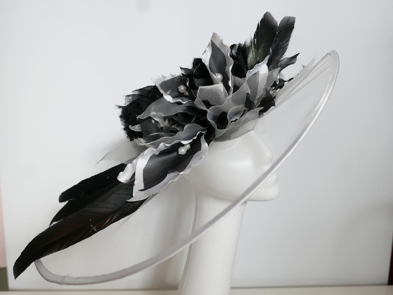 Biało czarny kapelusz z tkaniny