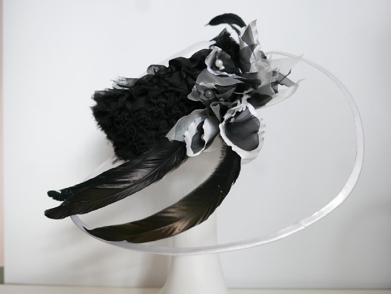 Biało czarny kapelusz z tkaniny