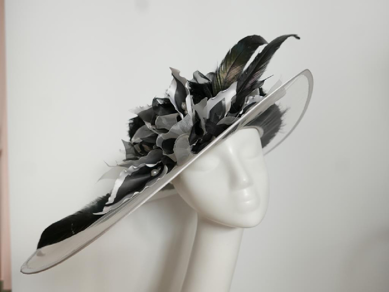 Biało czarny kapelusz z tkaniny