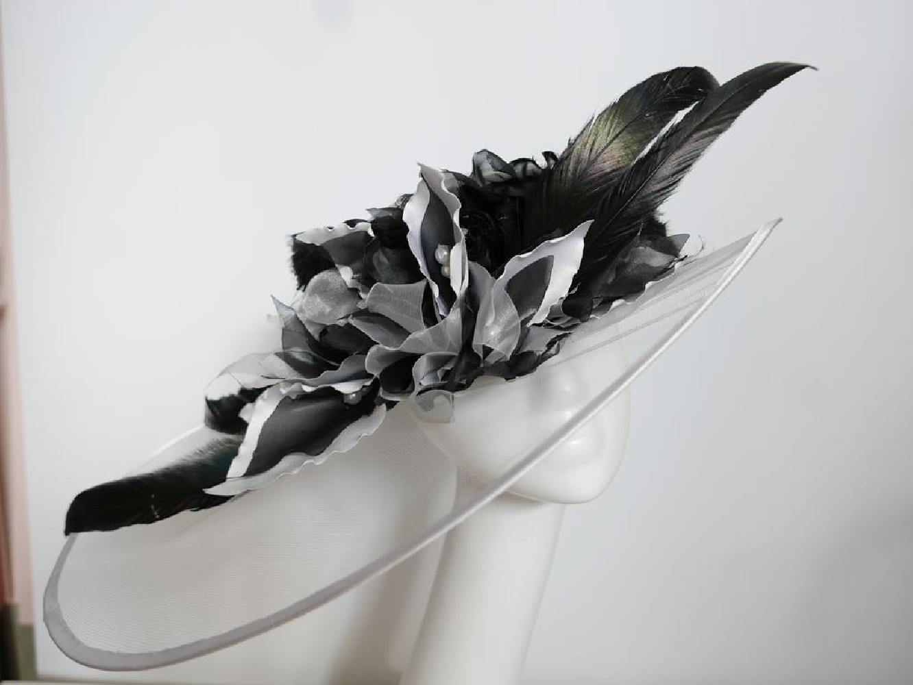 Biało czarny kapelusz z tkaniny