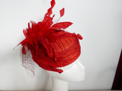 Czerwony toczek tkanina