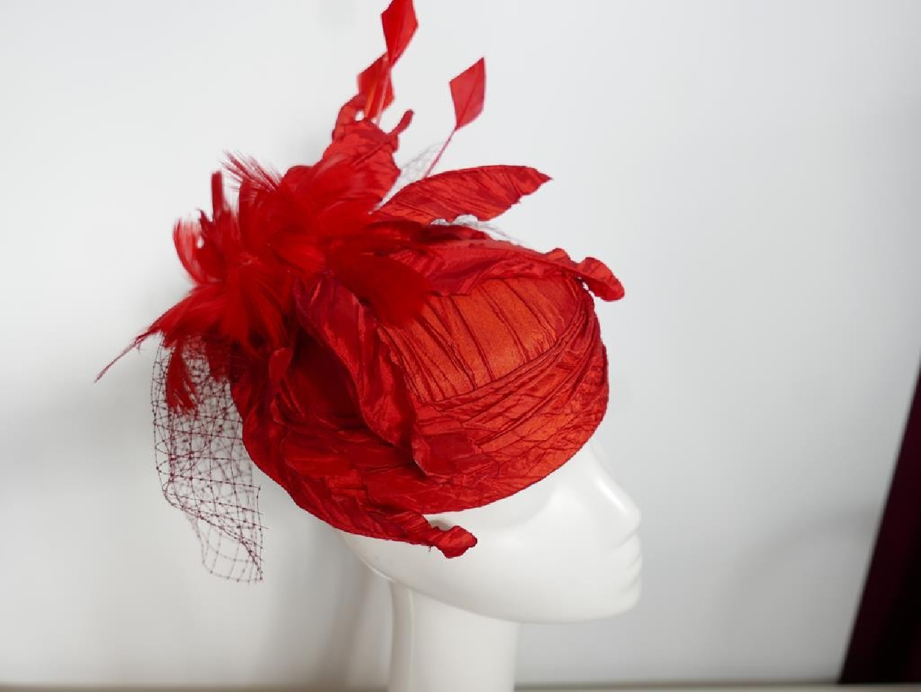 Czerwony toczek tkanina