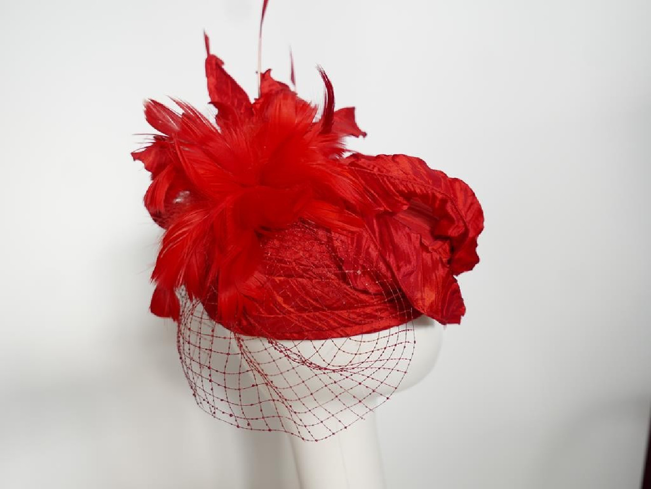 Czerwony toczek tkanina