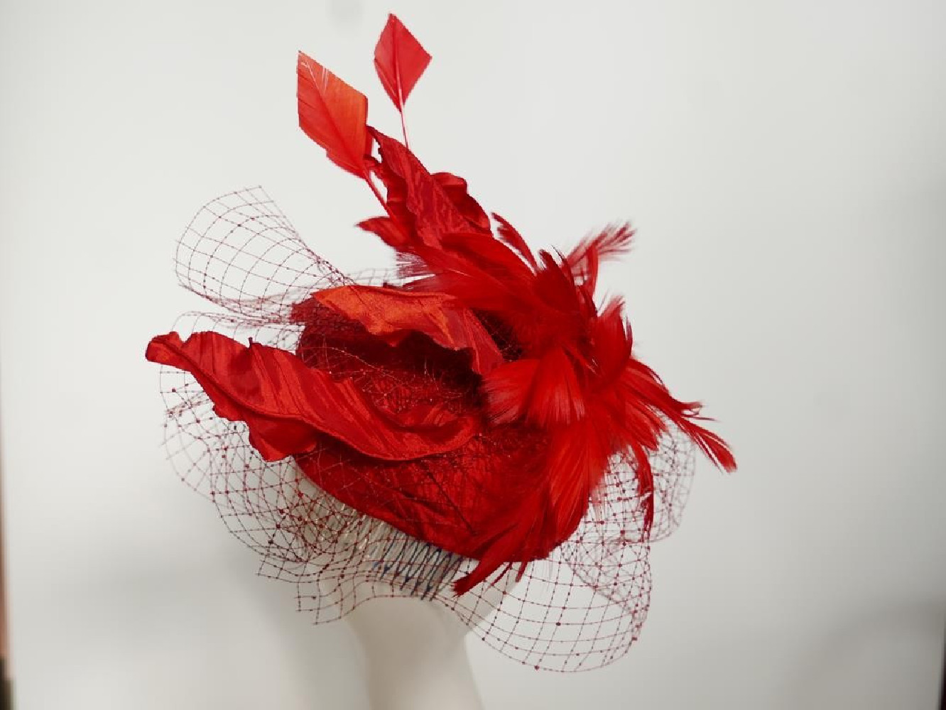 Czerwony toczek tkanina