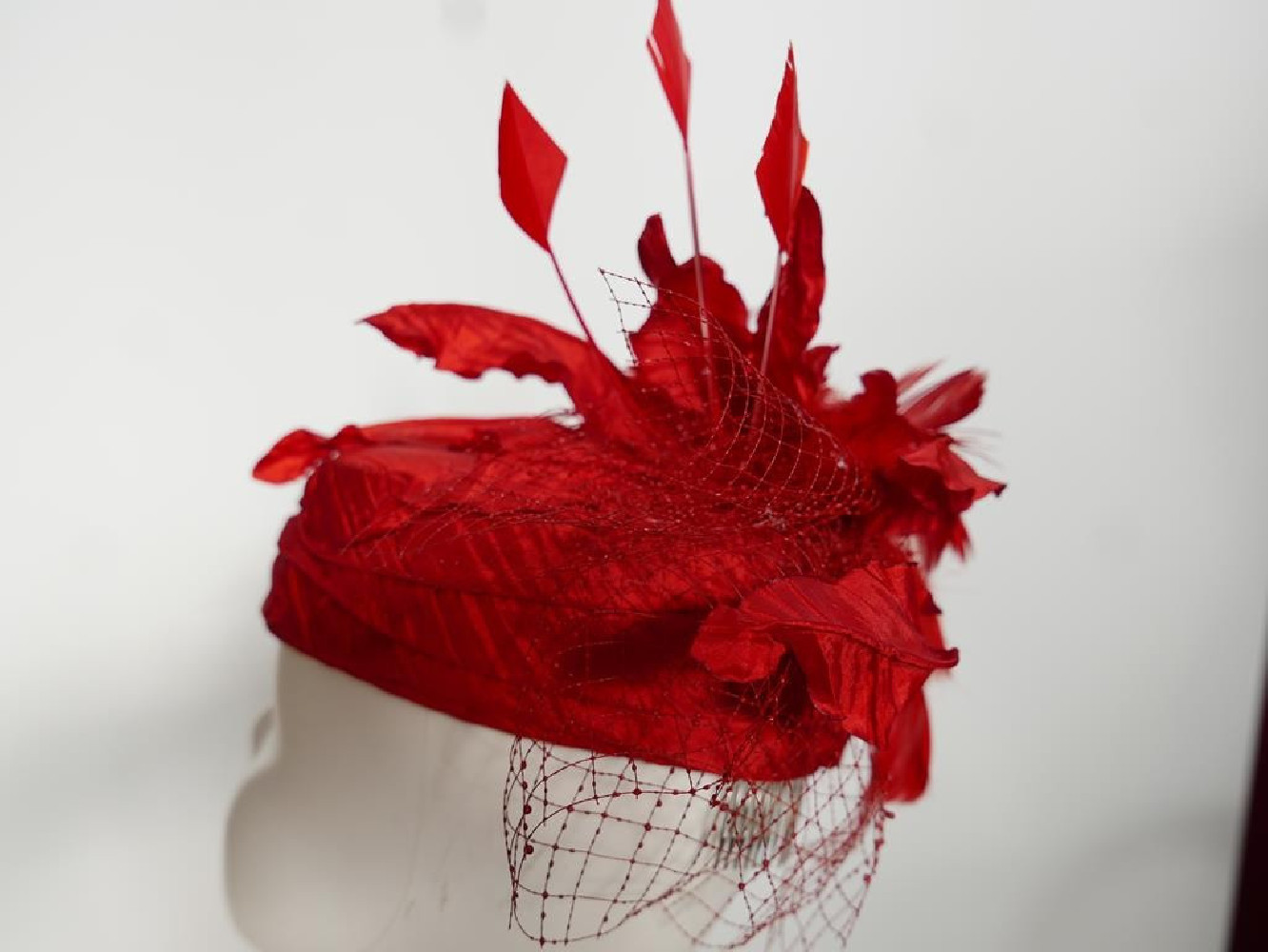 Czerwony toczek tkanina