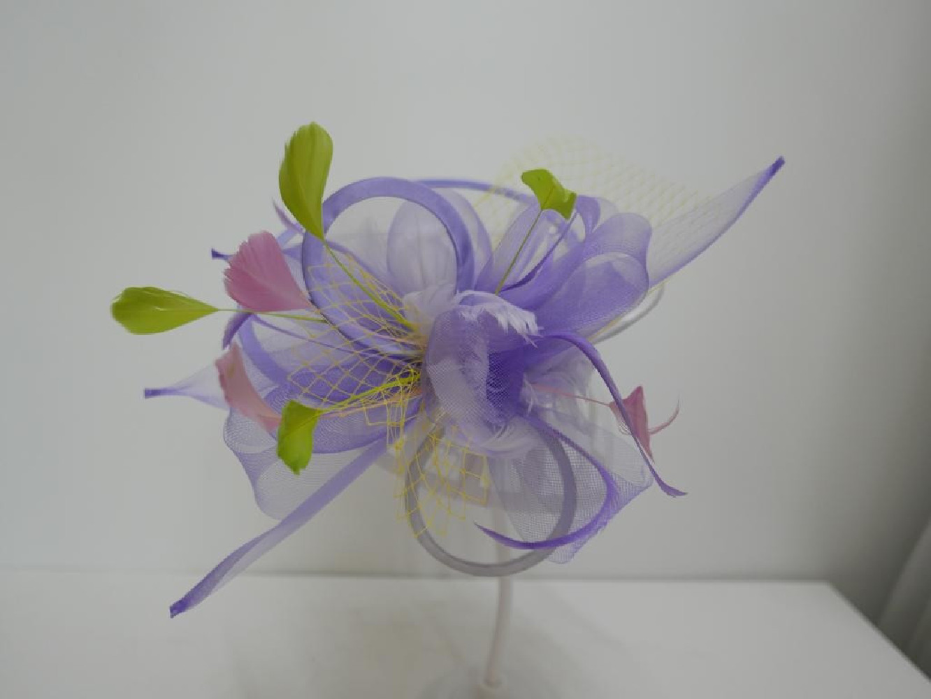 Lawendowo żółty kapelusik koktajlowy - fascynator