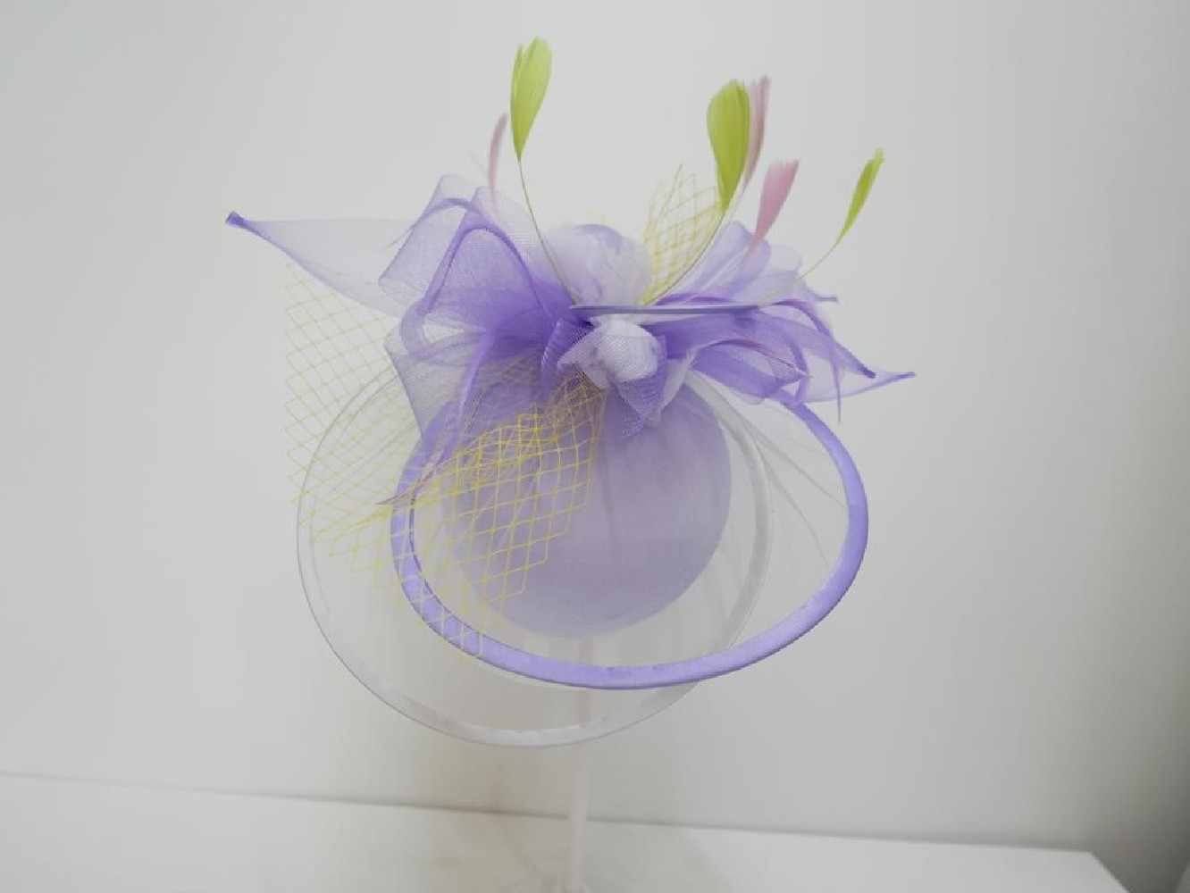 Lawendowo żółty kapelusik koktajlowy - fascynator