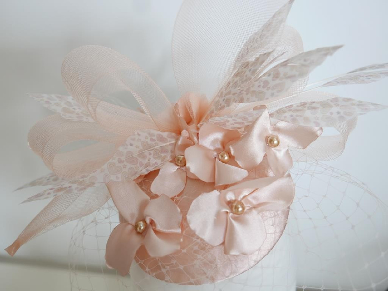 Morelowy fascynator z satyny z woalką
