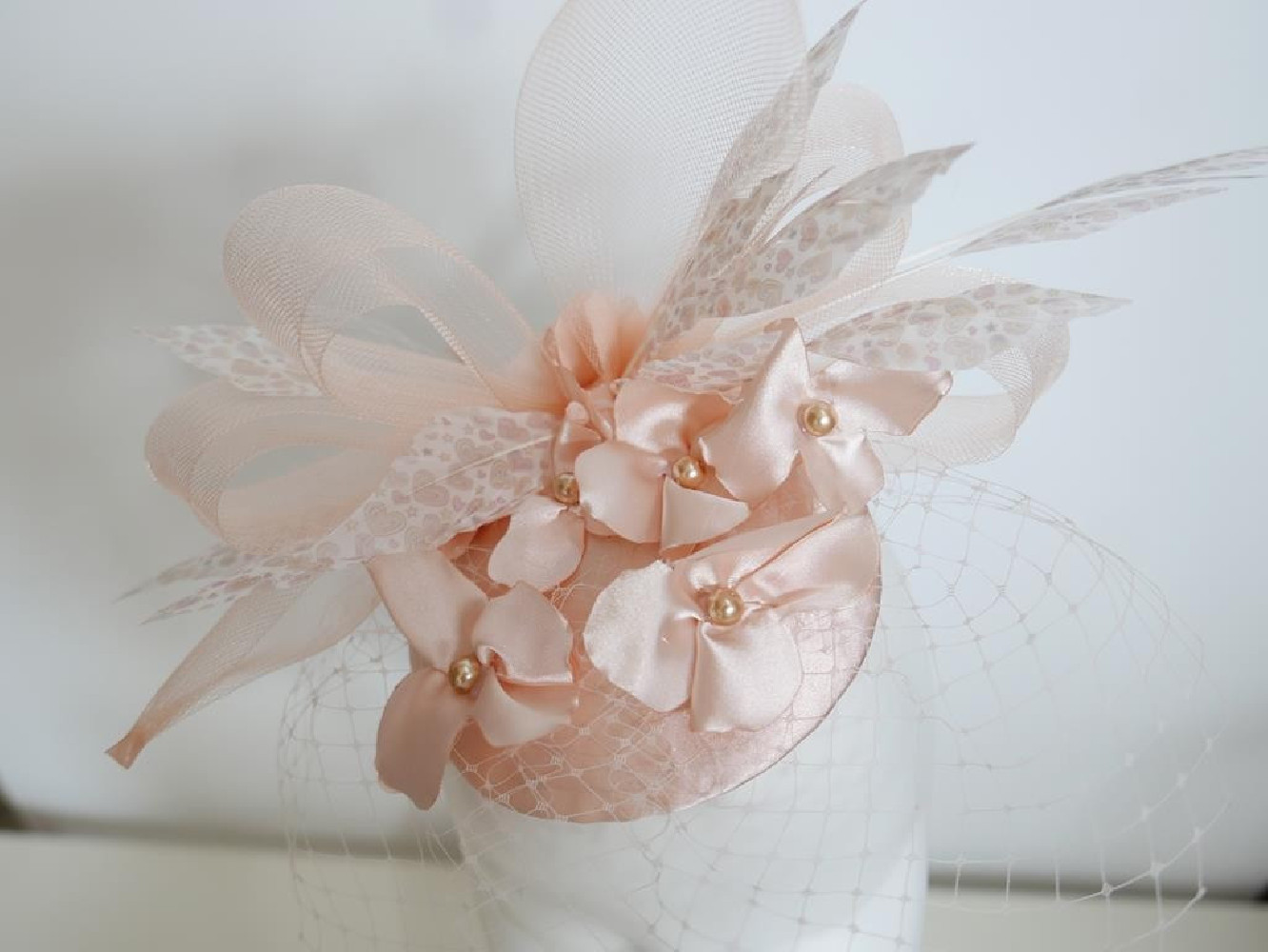 Morelowy fascynator z satyny z woalką