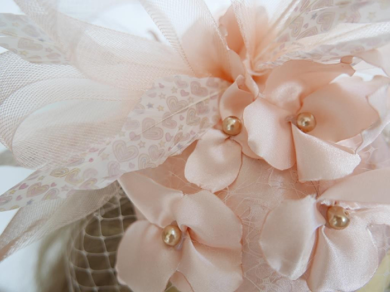 Morelowy fascynator z satyny z woalką