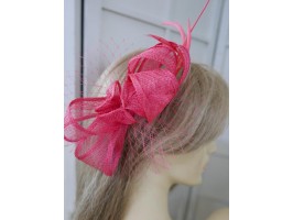 Różowy stroik z sinamay z woalką i piórami do włosów sukni kapelusza