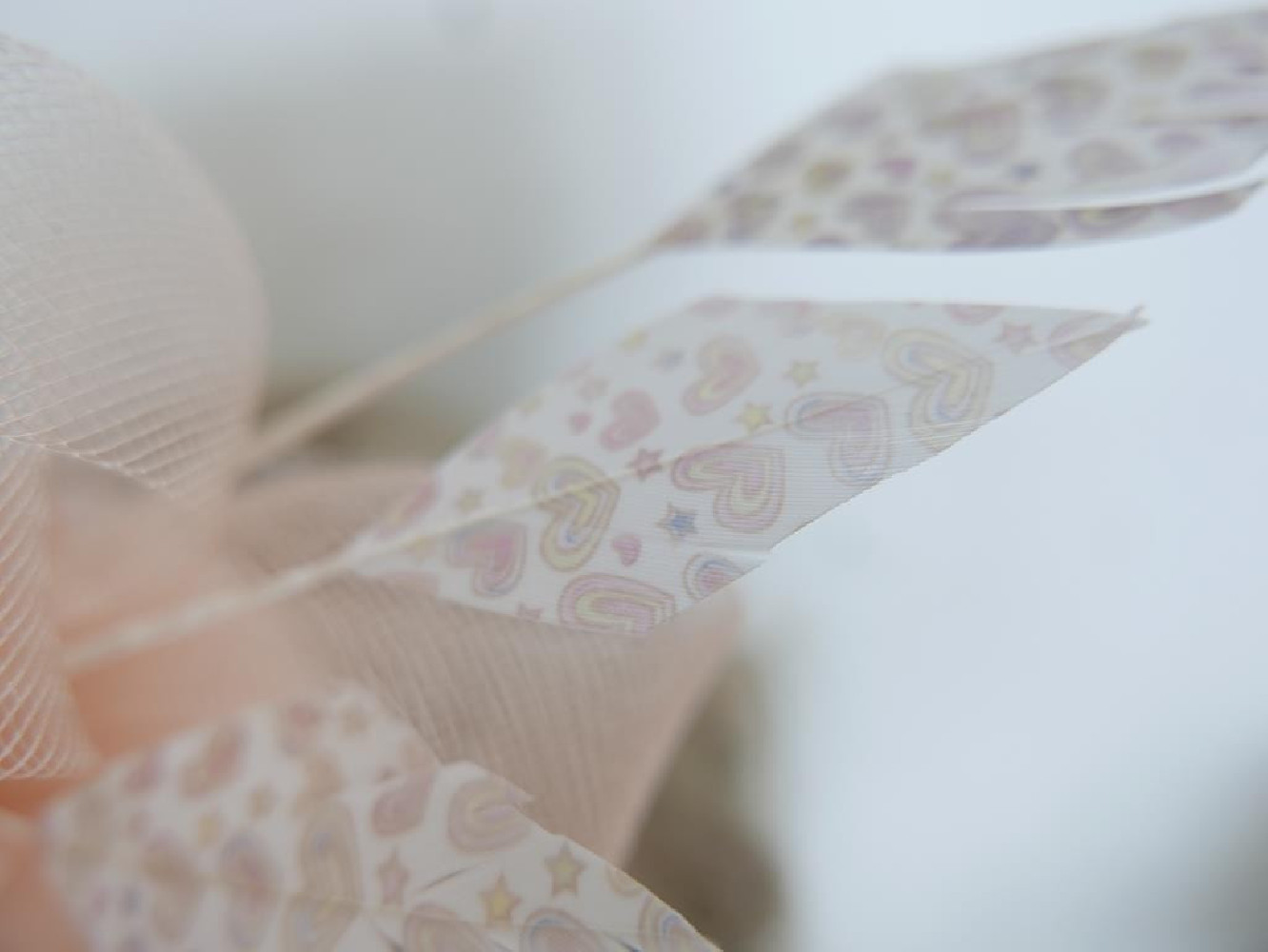 Morelowy fascynator z satyny z woalką