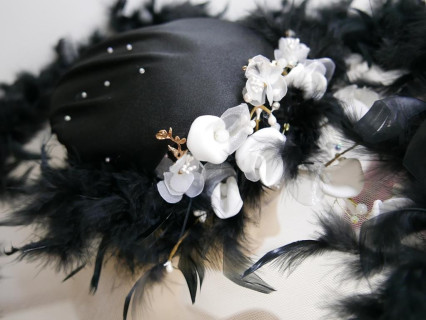 Biało czarny kapelusz z tkaniny z piórami