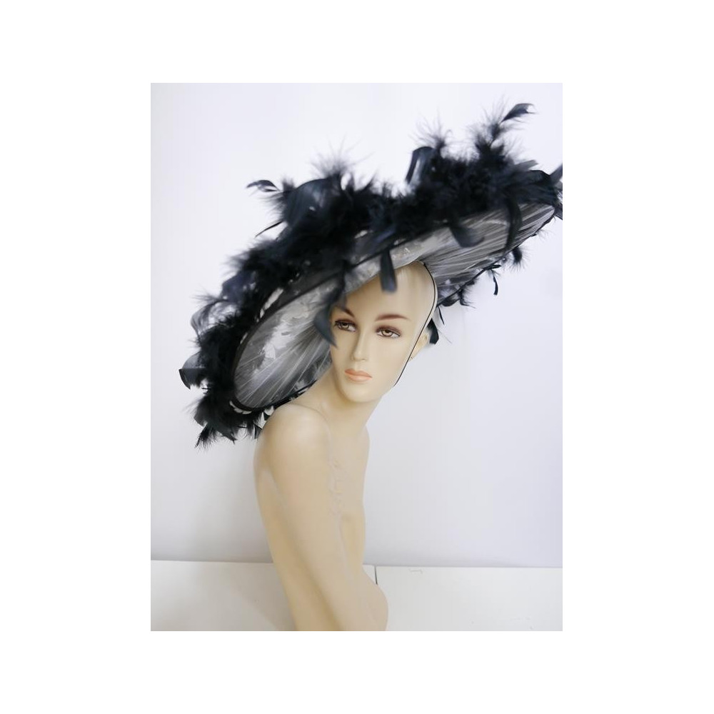 Biało czarny kapelusz z tkaniny z piórami