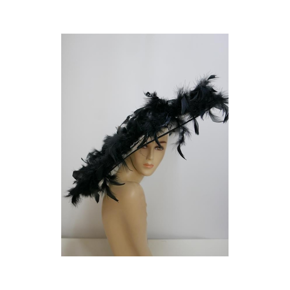 Biało czarny kapelusz z tkaniny z piórami