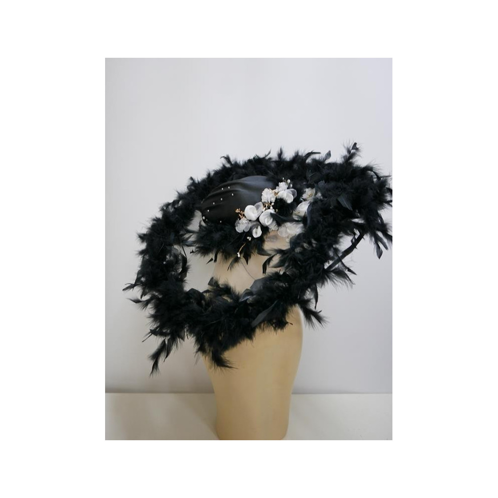 Biało czarny kapelusz z tkaniny z piórami