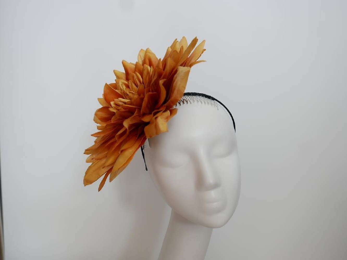 Miodowy nenufar fascynator na opasce