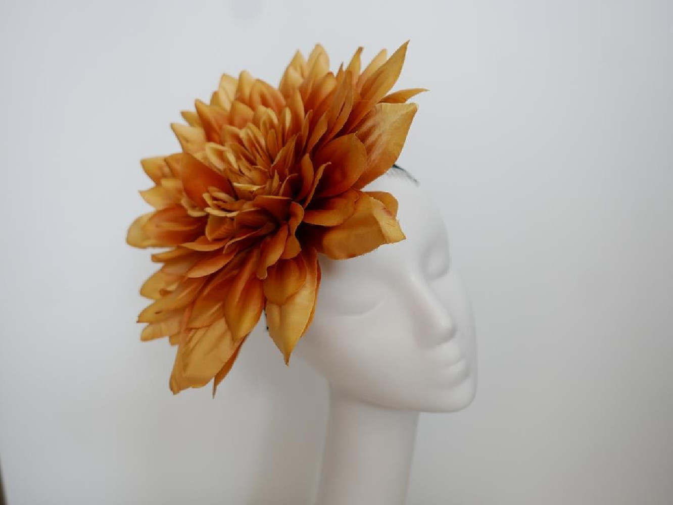 Miodowy nenufar fascynator na opasce