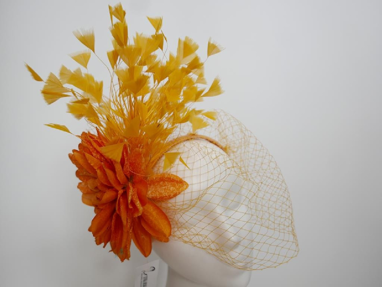 Zółty słoneczny fascynator z piór z woalką