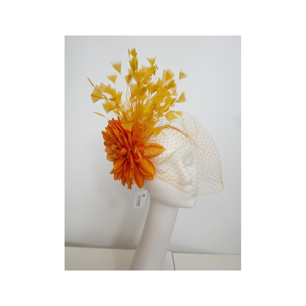 Zółty słoneczny fascynator z piór z woalką