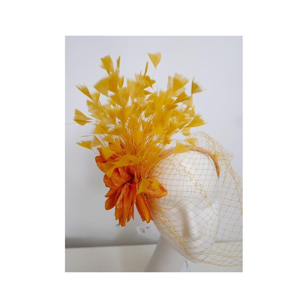 Zółty słoneczny fascynator z piór z woalką