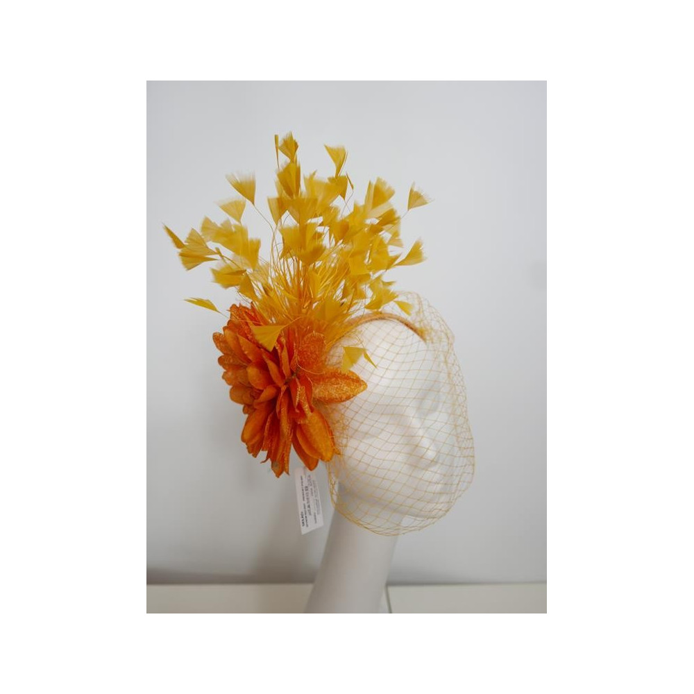 Zółty słoneczny fascynator z piór z woalką
