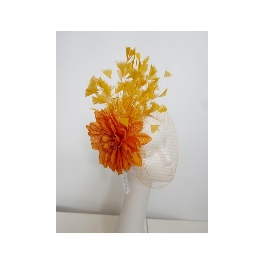 Zółty słoneczny fascynator z piór z woalką