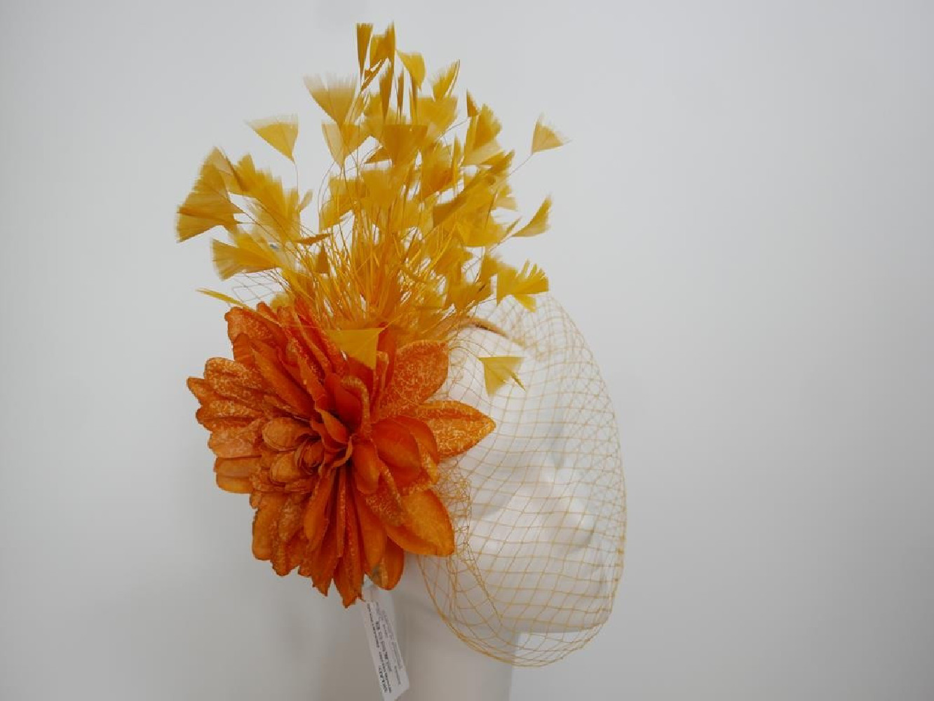 Zółty słoneczny fascynator z piór z woalką