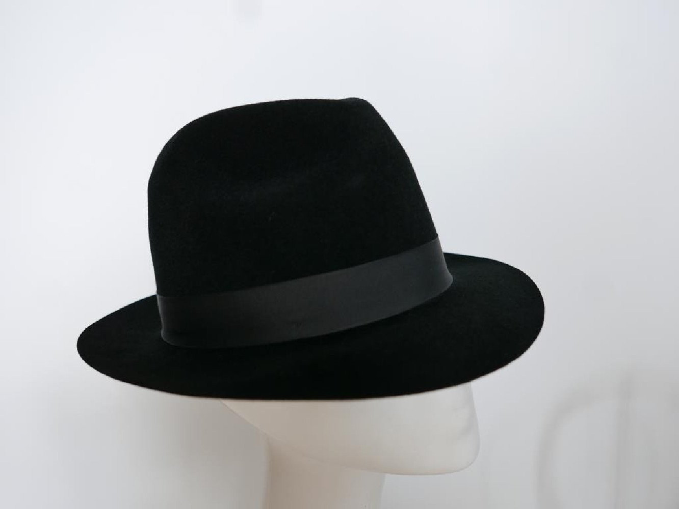 Trilby męski czarny kapelusz welurowy 56 cm