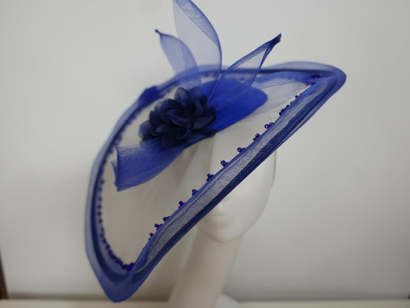 Granatowo kremowy szałowy kapelusz wizytowy