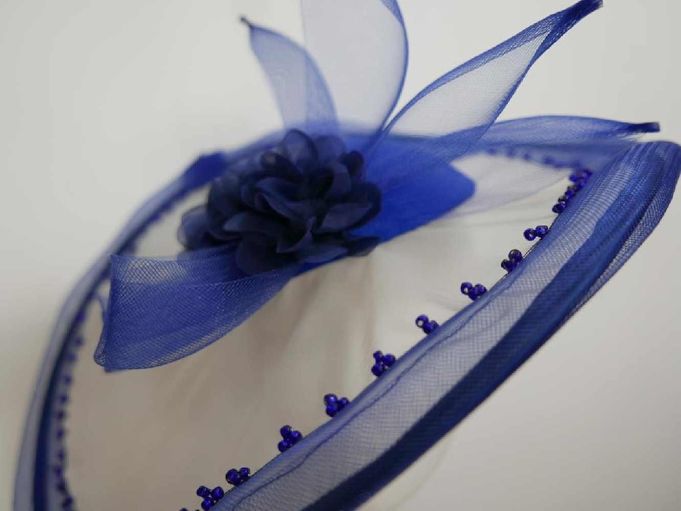 Granatowo kremowy szałowy kapelusz wizytowy