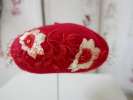 Czerwony beret dzianina wełna z aplikacją i woalką