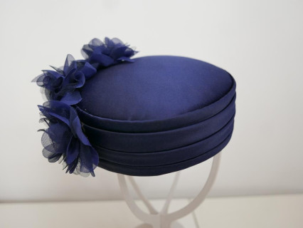 Granatowy toczek tkanina z kwiatami