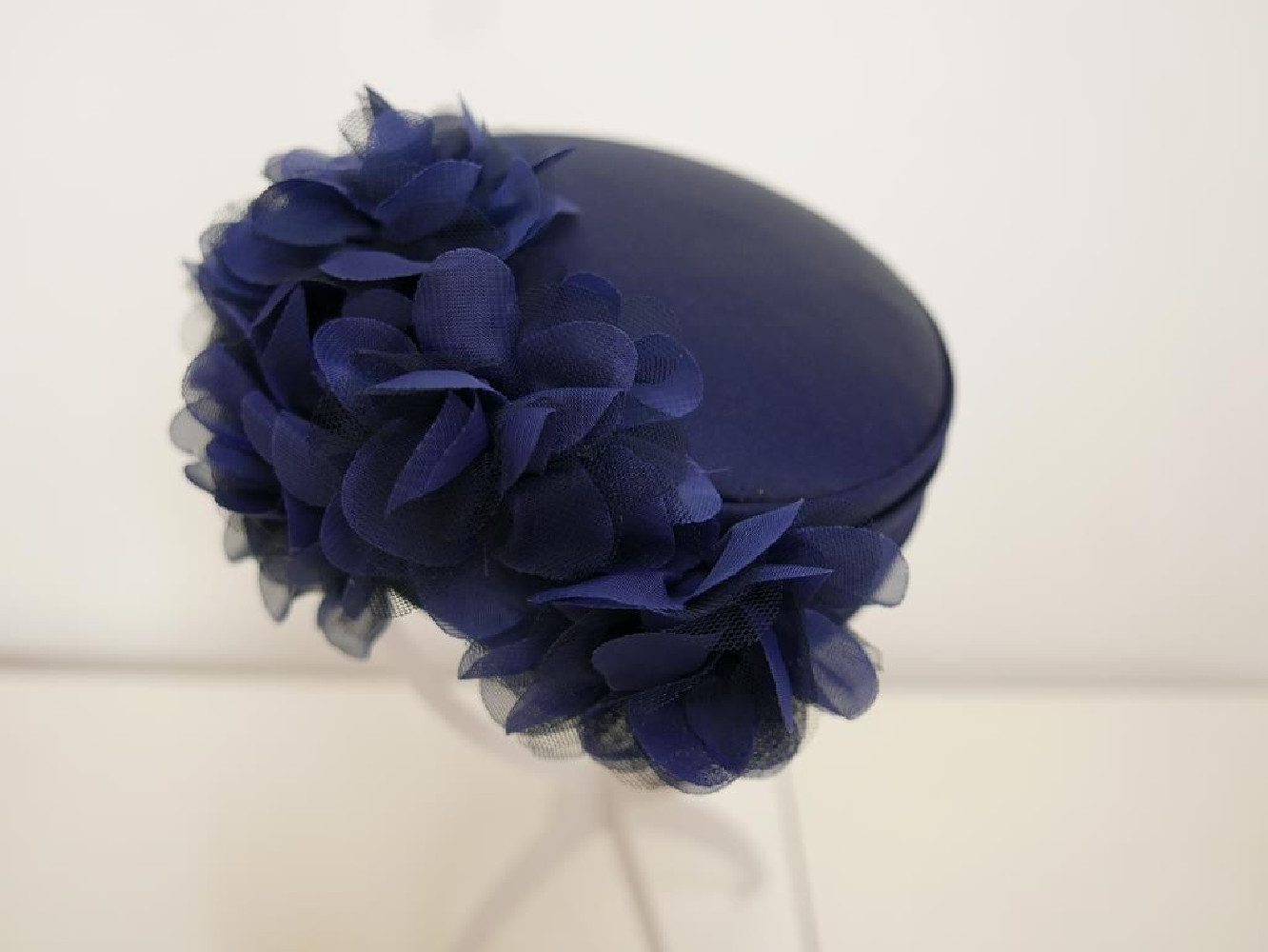 Granatowy toczek tkanina z kwiatami