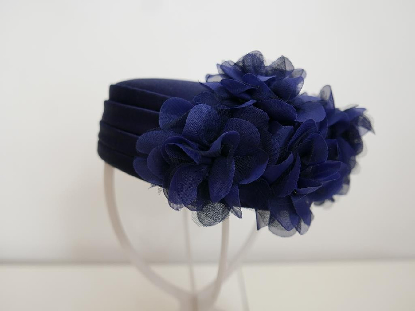 Granatowy toczek tkanina z kwiatami