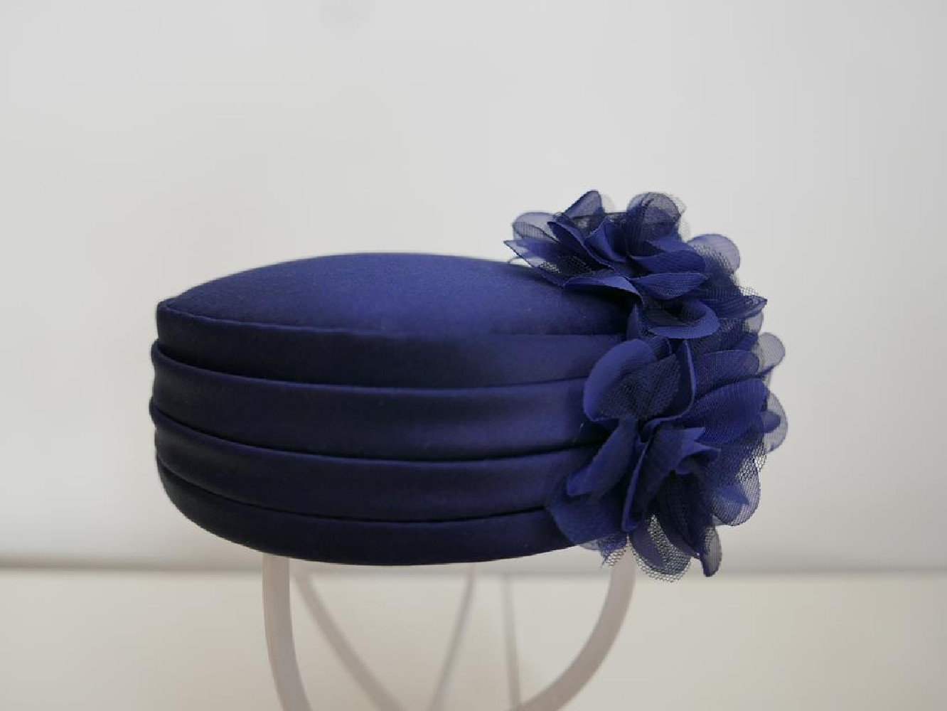 Granatowy toczek tkanina z kwiatami