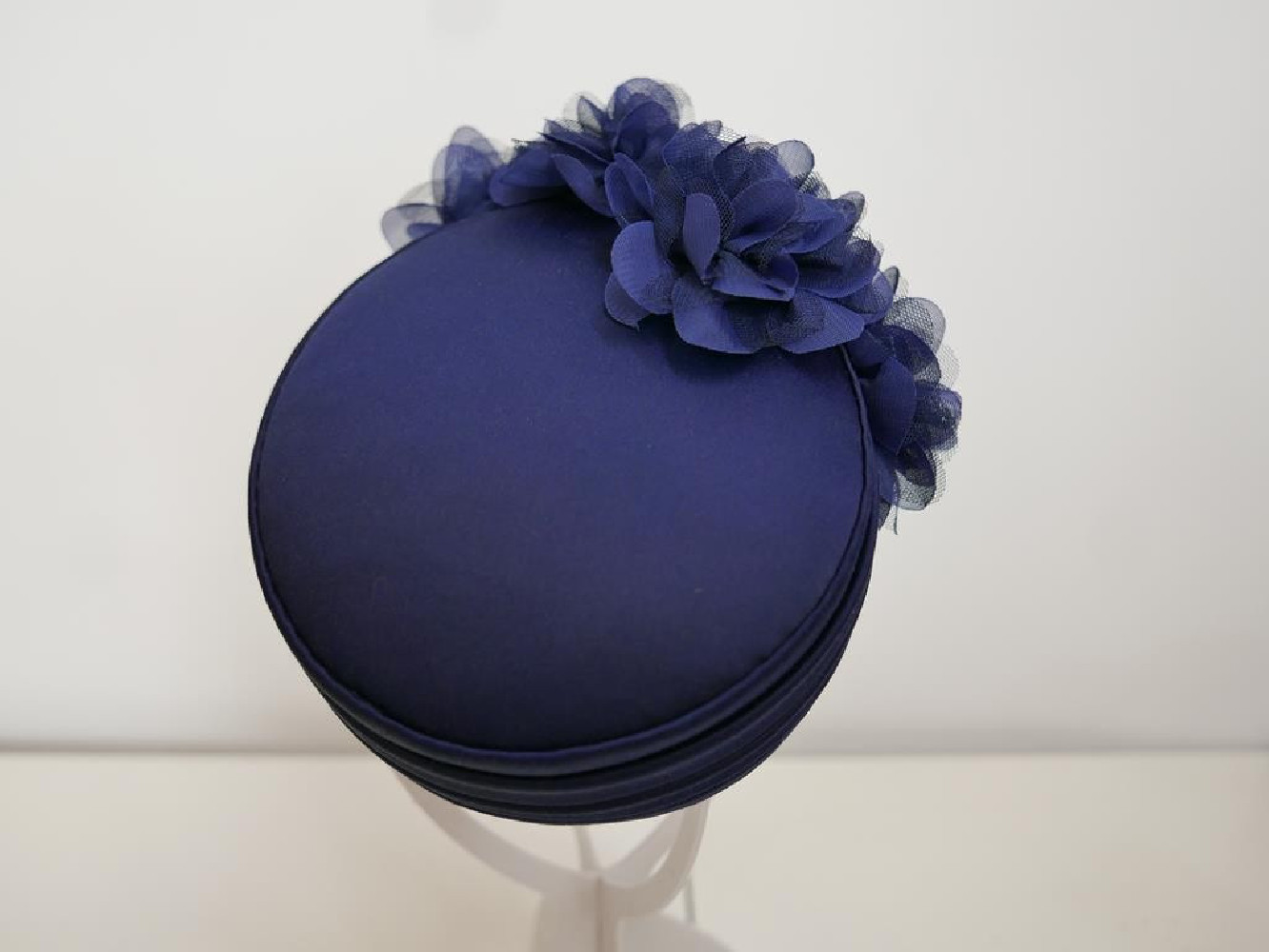 Granatowy toczek tkanina z kwiatami