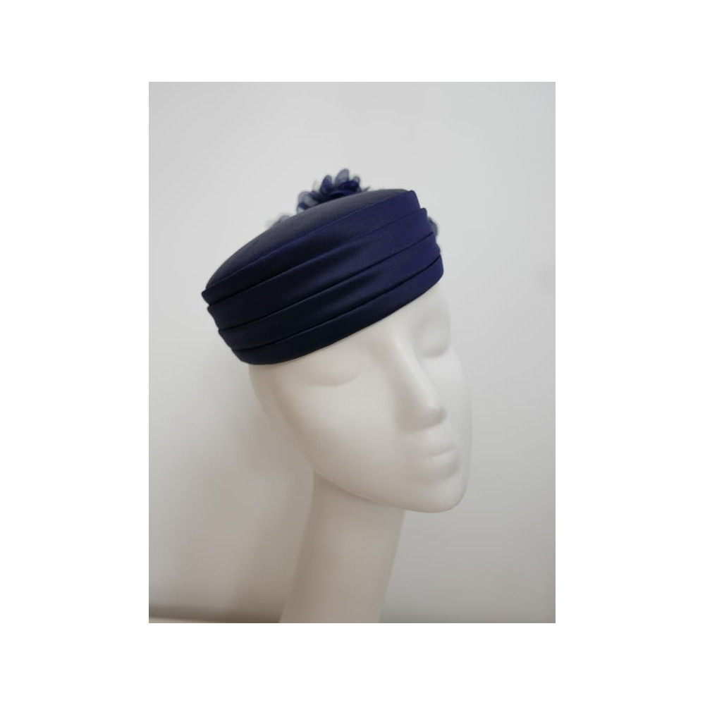 Granatowy toczek tkanina z kwiatami