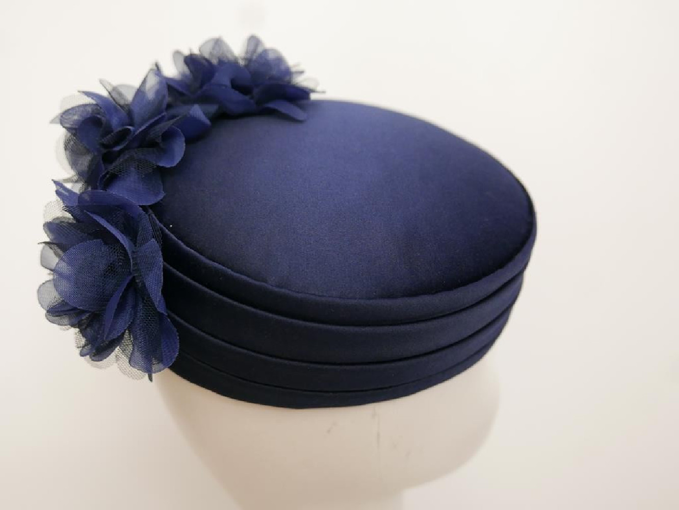 Granatowy toczek tkanina z kwiatami