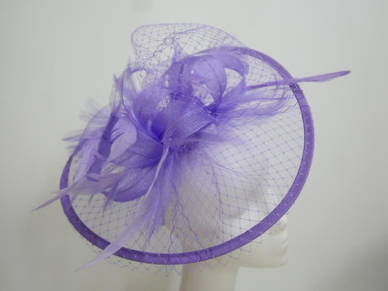 Lawendowy fascynator z crin z piórami