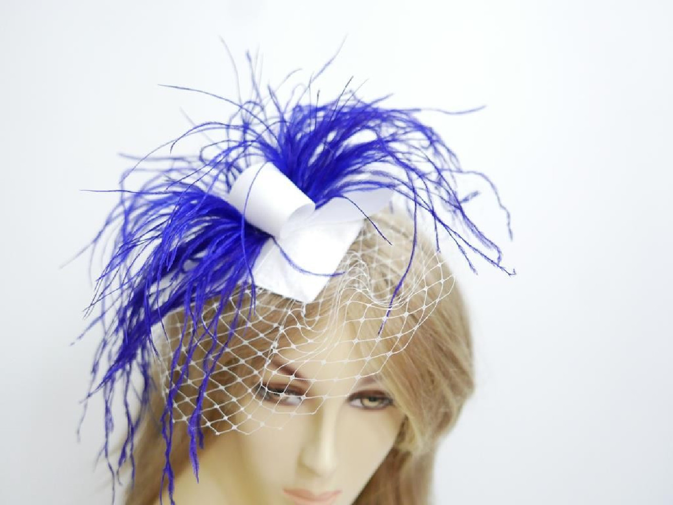 Szafirowo biały fascynator z satyny z piórami