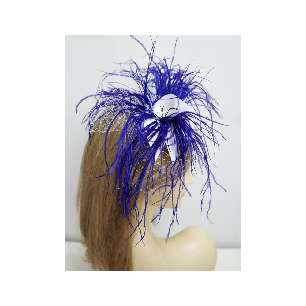 Szafirowo biały fascynator z satyny z piórami