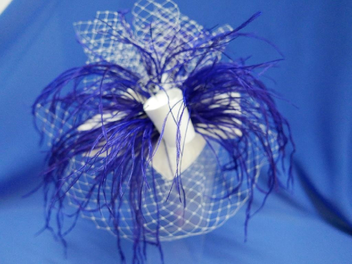 Szafirowo biały fascynator z satyny z piórami