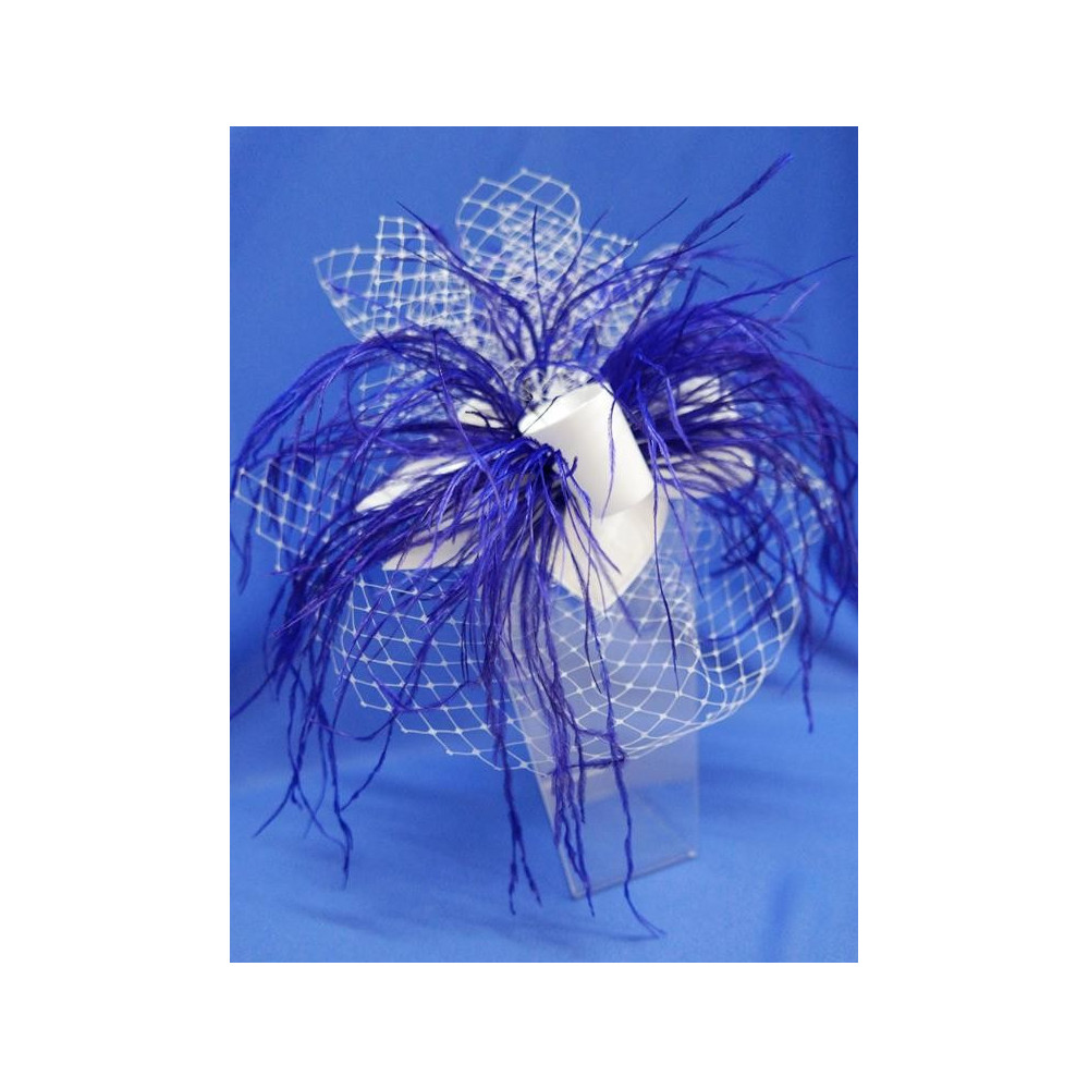 Szafirowo biały fascynator z satyny z piórami