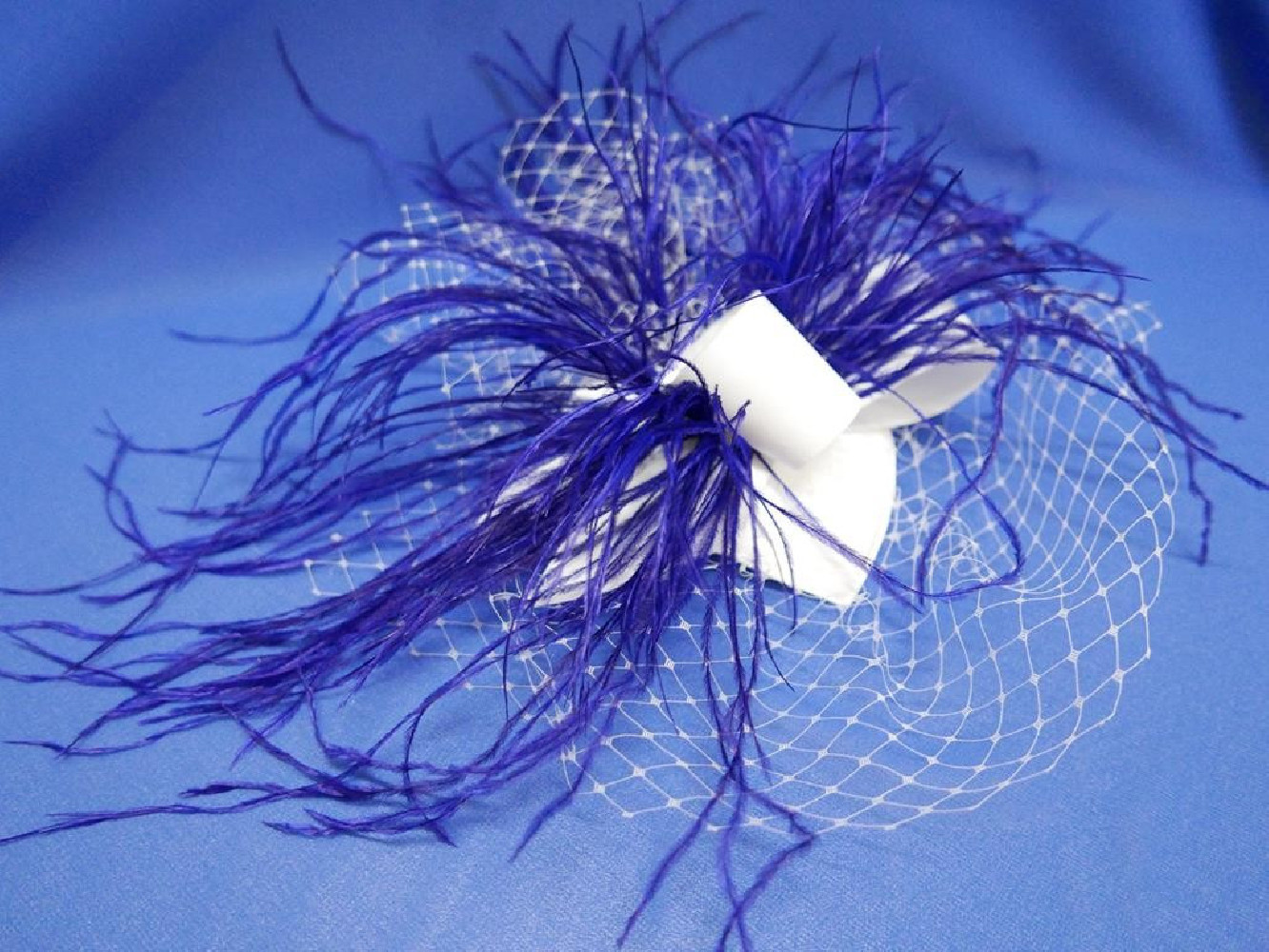 Szafirowo biały fascynator z satyny z piórami