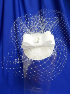 Biały fascynator  z woalką