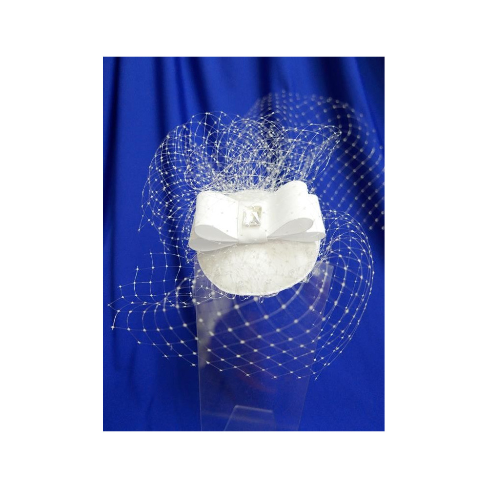 Biały fascynator  z woalką