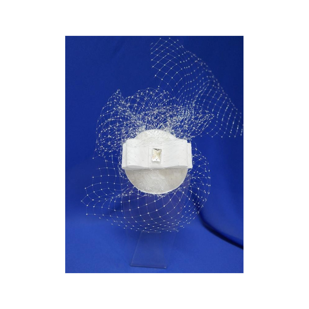 Biały fascynator  z woalką