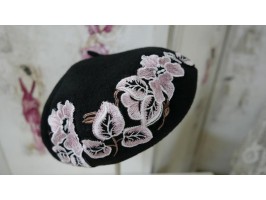 Czarno różowy beret z  haftem folk